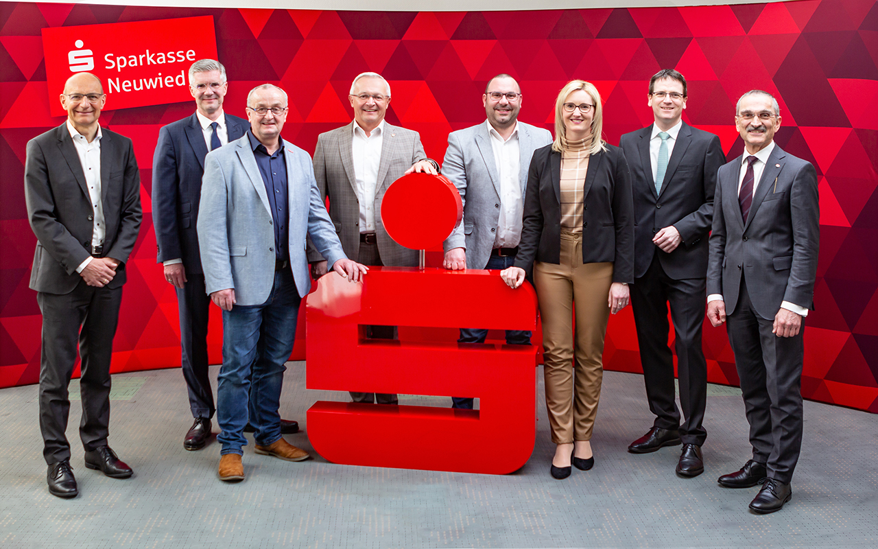 Von links: Gerhard Grn und Thomas Paffenholz (Sparkasse Neuwied), Markus Dahmen (Kreishandwerkerschaft Rhein-Westerwald), Landrat Achim Hallerbach, Christoph Link (Rhein-Zeitung), Kristina Kutting (IHK-Regionalgeschftsstelle Neuwied), Harald Schmillen (Wirt-schaftsfrderungsgesellschaft), Dr. Hermann-Josef Richard (Sparkasse). Es fehlt Johannes Schardt (Syna). (Foto: Sparkasse Neuwied)