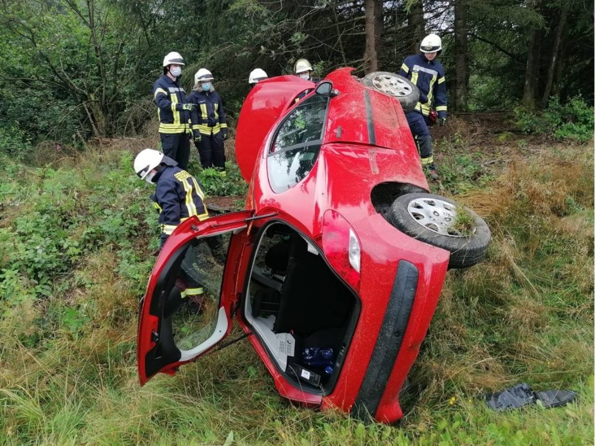 Auto berschlgt sich in Emmerzhausen  Fahrer leichtverletzt 
