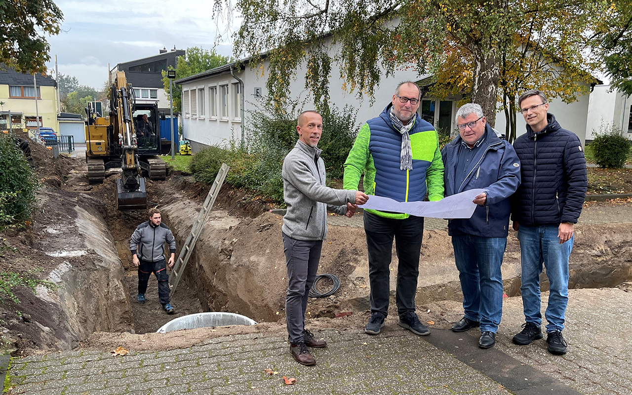 Vor Ort an der Robert-Krups-Schule in Irlich informierten sich der Erste Kreisbeigeordnete Michael Mahlert (2. v. r.) und der Immobilienmanager der Kreisverwaltung Neuwied, Rdiger David (2. v. l.), gemeinsam mit Dieter Scherbarth (l.) von der SBN Neuwied und Marco Mller (r.) als zustndigem Techniker ber die Baumanahme. (Foto: Markus Radzanowski)
