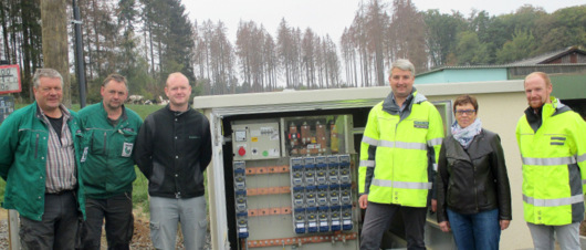 Erdkabel ersetzt Freileitung: (von links) Uwe Greb und Michael Rettler (beide Firma Uwe Greb Tief- und Straenbau), Philipp Grupp (Regiomeister EAM) Philipp Lichtenthler (Projektbearbeiter EAM), Anna-Elisabeth Rosenstein (Ortsbrgermeisterin Oberlahr) und Johannes Rudolph (Leiter EAM Netzregion Altenkirchen). (Foto: EAM)