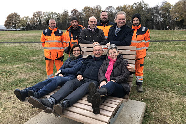 Auf der Bank von links: Irmgard Schrer, Achim Hallerbach und Cilly Adenauer, dahinter Carsten Fehr (2.v.r.) Oliver Bremm (3.v.l.) und die Mnner vom Bauhof. Foto: Kreisverwaltung