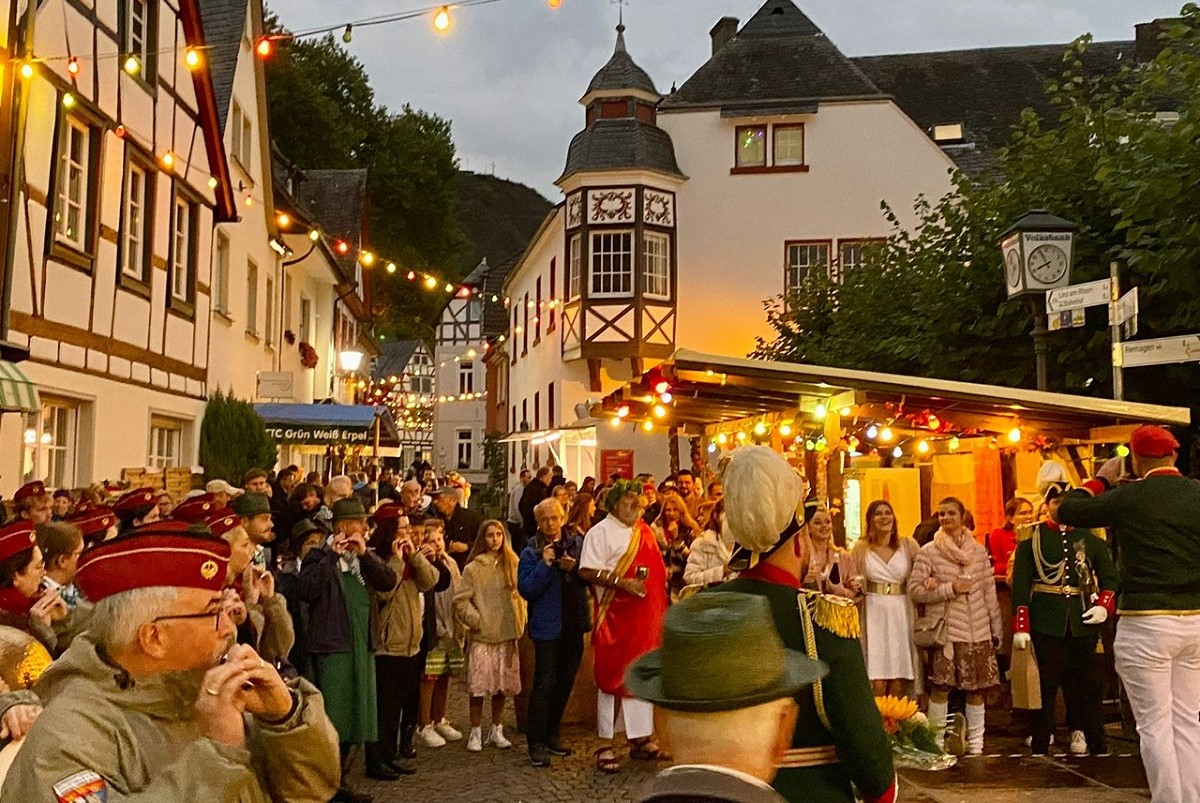 Eine Ortsgemeinde feiert Weinfest - und jeder hilft, wo er kann