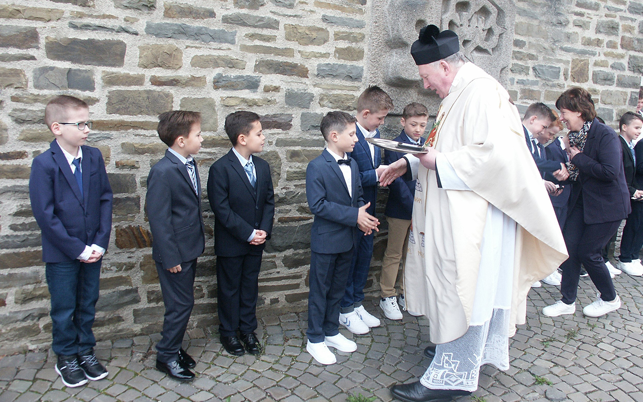 Mdchen und Jungen feierten die erste Kommunion. (Fotos: Bernhard Theis)