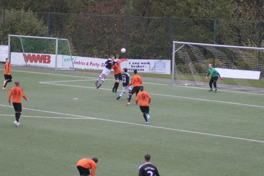 Spielszene aus der Begegnung der erstem Mannschaft gegen Nievern. Fotos: Verein