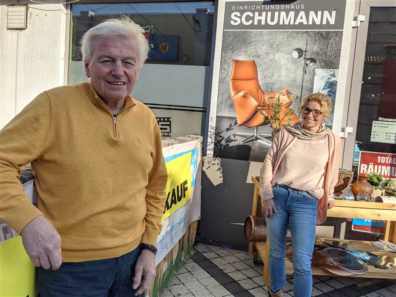 Horst Schumann und seine Tochter Katja verabschieden sich in groer Dankbarkeit fr die Treue ihrer Kunden. (Fotos: ddp)