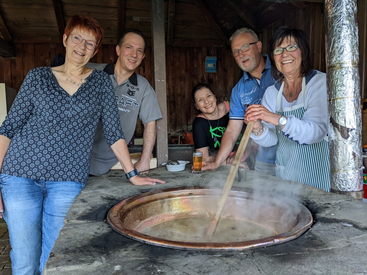 Die ehrenamtlichen Kchinnen und Kche der Fahrenden Gesellen bei der Arbeit. (Fotos: Verein)