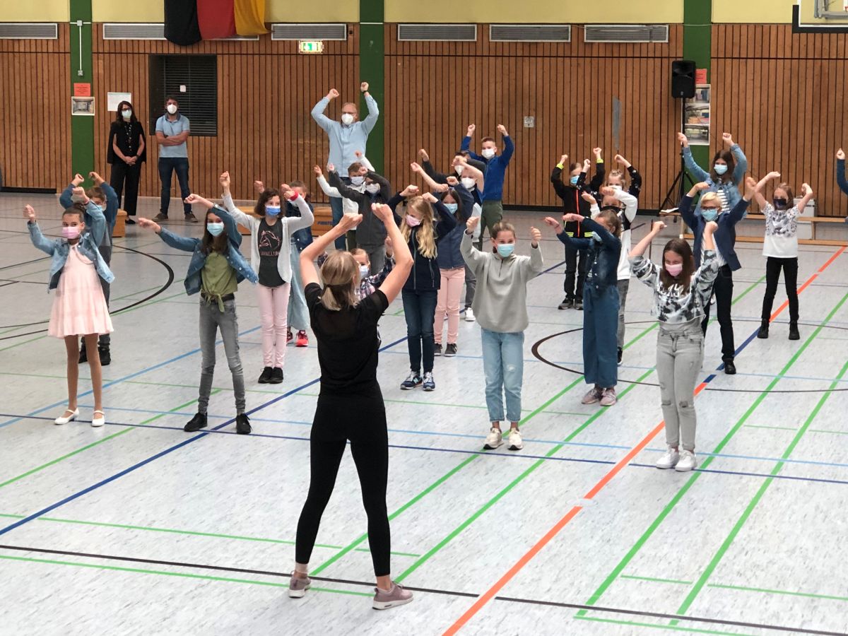 Passend zum Sommerhit Iko Iko erlernten die neuen Mitglieder der Schulfamilie mit Hilfe von Anika Schlosser aus dem Tanz(t)raum Bal einen Klassentanz. (Foto: Schule)