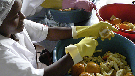 Die Arbeit in Eswatini Kitchen in Swasiland hilft den Frauen. Foto: Gepa