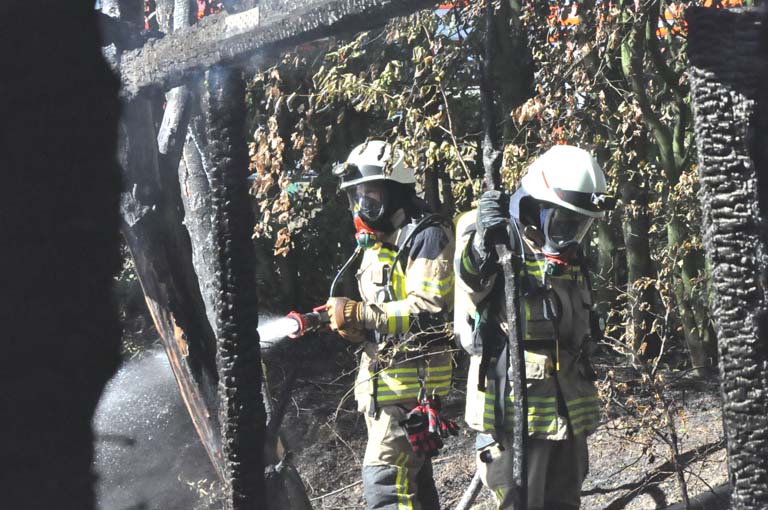 Brand von Strohballen und Holzstapeln forderte die Wehren Etscheid und Neustadt