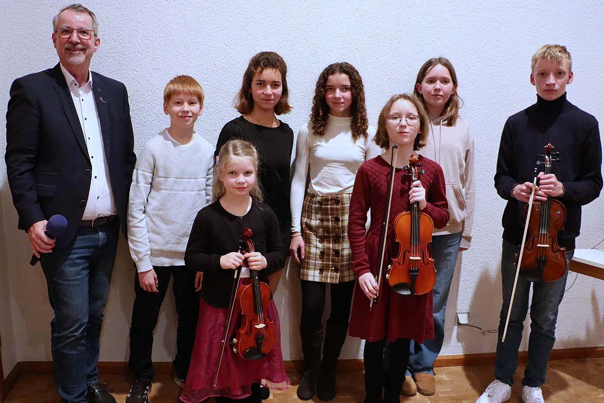 Vorsitzender Sven Lefkowitz mit den Schlerinnen und Schlern der Musikschule der Stadt Neuwied nach ihren Auftritten. Fotograf: Georg Schuch