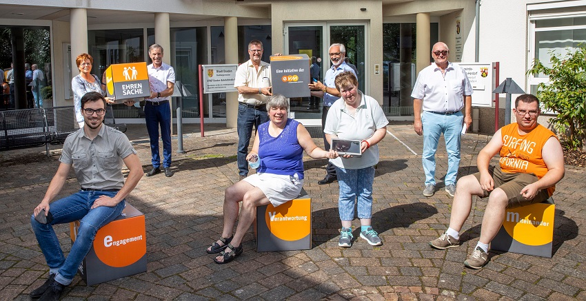 Norbert Rausch bergibt den Spendenbetrag gemeinsam mit dem Brgermeister Wolfgang Schneider, an die Vereine. Zustzlich gab es noch neue evm-Sitzwrfel. (Foto: evm/Roeder-Moldenhauer)