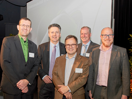 Sie diskutierten ber Elektromobilitt (von links): Louis Palmer, Dr. Karlheinz Sonnenberg, Michael Schramek, Ulrich Elsenberger und Christian Schrder. (Foto: evm/Ditscher)