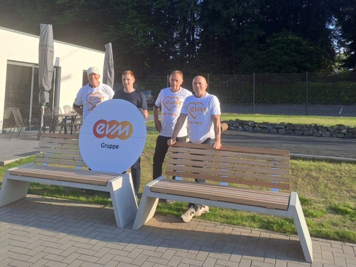 Egon Theis zusammen mit Albert Rdel, 1. Vorsitzender, Ulrich Glser, Abteilungsleiter Fuball, und Nils Heinen, Geschftsfhrer (Foto: Tina Wiederstein)