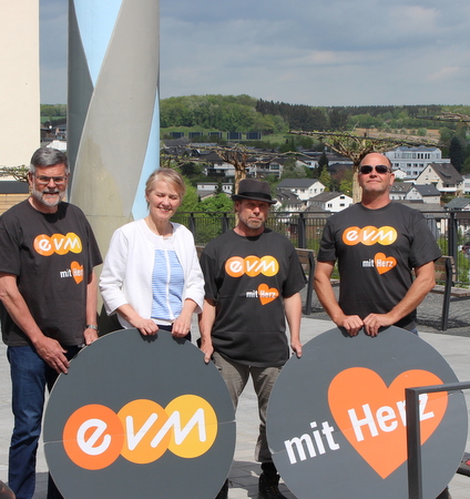 Den Spendenbetrag bergab Werner Schnberg zusammen mit evm-Kommunalbetreuer Ulrich Botsch und dem Knstler Roland Josuttis von form2colors an Stadtbrgermeisterin Gabi Wieland. (Foto: evm)