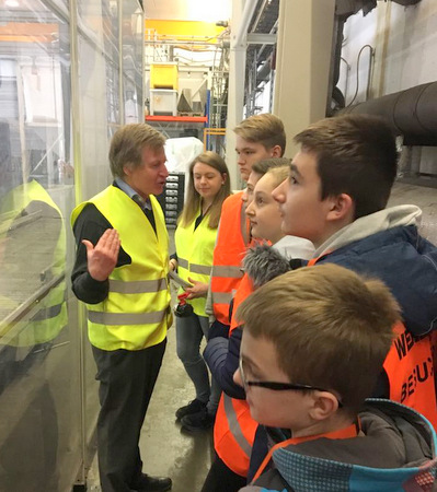 Schlerinnen und Schler des Westerwald-Gymnasiums Altenkirchen erkundeten bei der Expedition Arbeitswelt heimische Unternehmen, hier die Werit Kunststoffwerke. (Foto: IHK) 