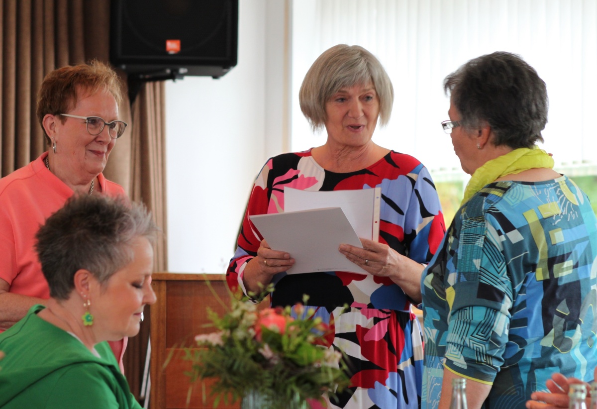 Marianne Neumann und Jutta Koch (v.l.) ehren die langjhrigen Mitglieder. Links sitzend: Ortsbrgermeisterin Sandra Drner. (Fotos: Sabine Hammann-Gonschorek)