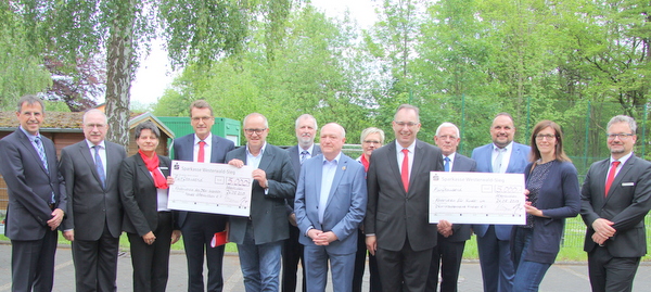 Die Mitglieder des Kuratoriums der Stiftung bei der bergabe der Spendenschecks an Dr. Peter Enders und Jrgen Ecker vom Frderverein des DRK-Krankenhauses Altenkirchen e. V. sowie an Georg Becker und Denise Kreps vom Frderverein fr Kinder im DRK-Krankenhaus in Kirchen e. V.(Foto: Sparkasse Westerwald-Sieg)