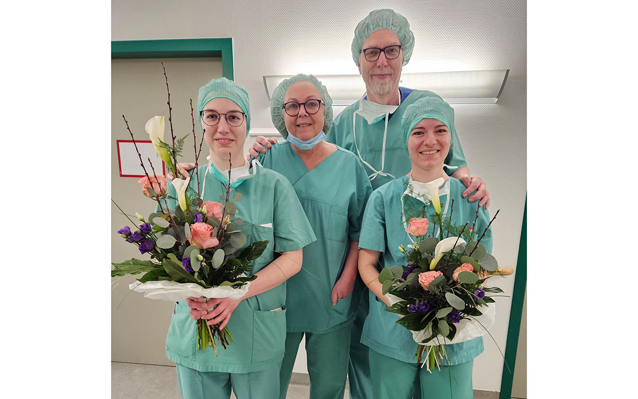 Am Diakonie Klinikum Jung-Stilling in Siegen haben Louisa Klamp (links) und Jaqueline Gilles (rechts) ihre zweijhrige Weiterbildung zur Fachkrankenschwester fr den Operationsdienst abgeschlossen. Glckwnsche erhielten sie von ihren Praxisanleitern Sabine Mrschel und Karl-Heinz Freese. (Foto: Stilling)
