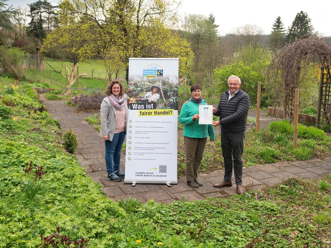 Landrat Achim Hallerbach und Gabi Schfer von der Stabsstelle "Energie, Klima, Umwelt" der Kreisverwaltung freuen sich, dass Kordula Honnef (Mitte) die Aufgabe als Sprecherin der Steuerungsgruppe des Kreises bernimmt. (Foto: privat)