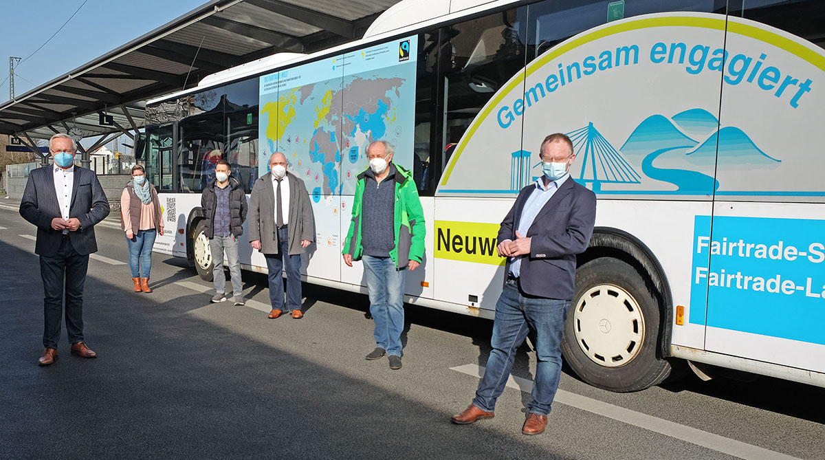 Bei der Vorstellung des Fairtrade-Busses (von links): Landrat Achim Hallerbach, Gabi Schfer, Patrick Schiffel, Dirk Zickenheiner, Wolfgang Rahn sowie  Oberbrgermeister Jan Einig. Foto: Kreisverwaltung