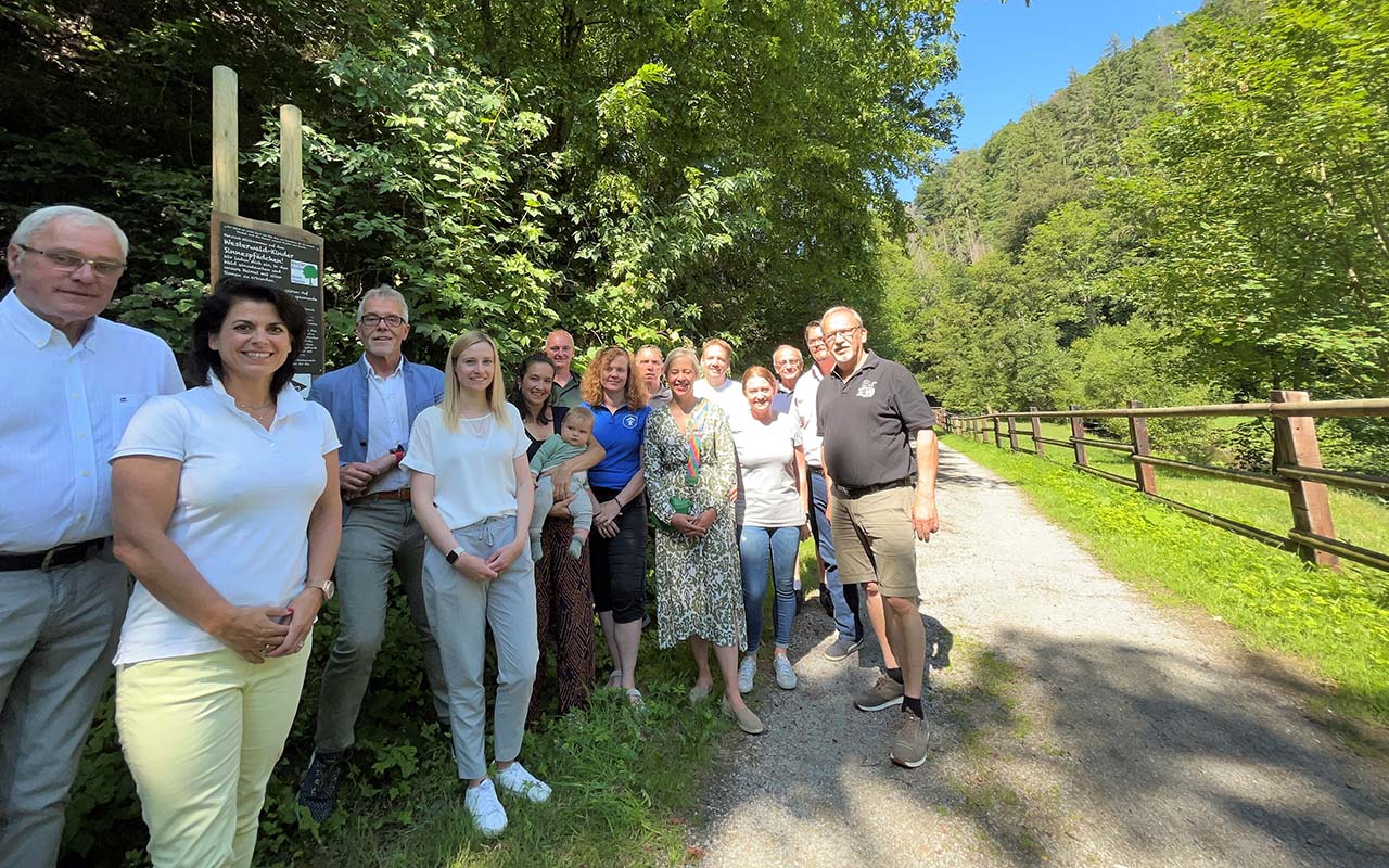 Die Wanderer nahmen an der Erffnung des Familien-Wald-Pfades teil. (Foto: Jugend- und Kulturzentrum)