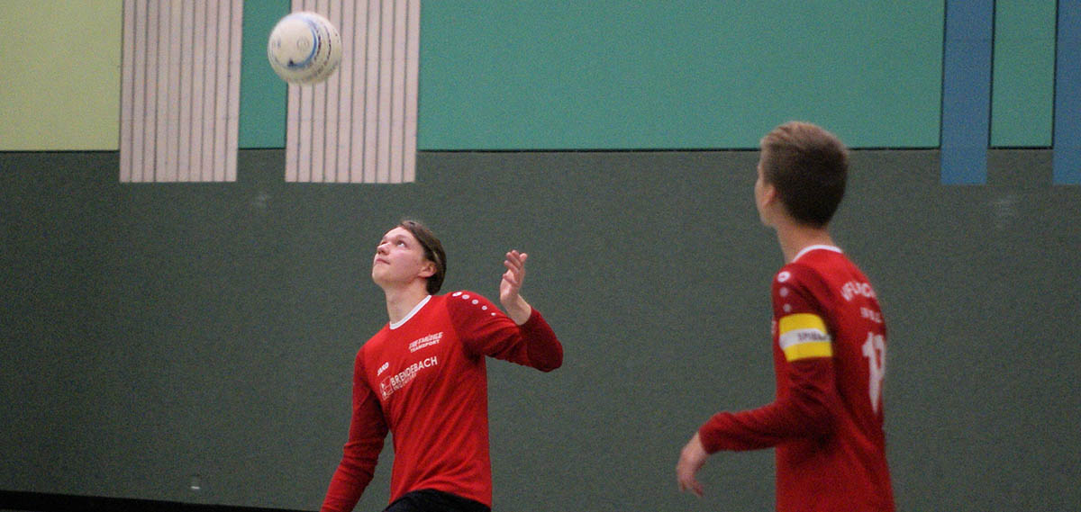 Nils Rathmer (am Ball) und die von ihm trainierten Jugendspieler zeigten vollen Einsatz in der Molzberghalle. (Foto: Tobias Stinner)