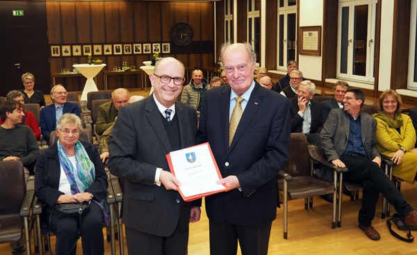 Brgermeister Michael Kessler (links) berreichte Hajo Stuhltrger (rechts) eine Urkunde als Zeichen der Anerkennung. Zahlreiche Brger, Vertreter Parteien, der Verwaltung und Stuhltrgers Familie waren gekommen, um dem scheidenden Ombudsmann zu danken. Foto: Stadtverwaltung Bendorf