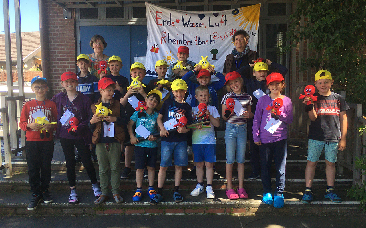 Hinten links Christiane Guth, hinten rechts Maria-Elisabeth Loevenich mit Kindern der Gebrder Grimm Schule Rheinbreitbach. (Foto: Familienbildungssttte Linz)
