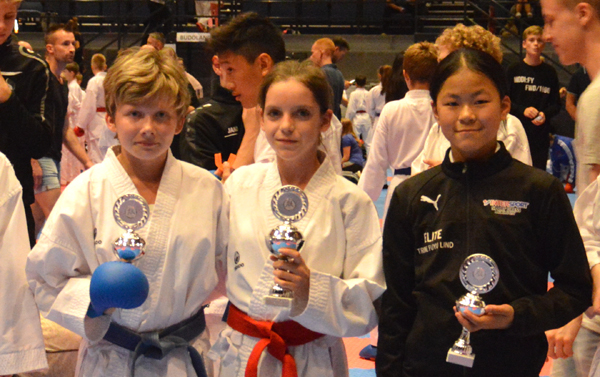 Esther Ecksten -Mitte- nach dem Sieg in der Klasse Mdchen U14. Foto: Privat