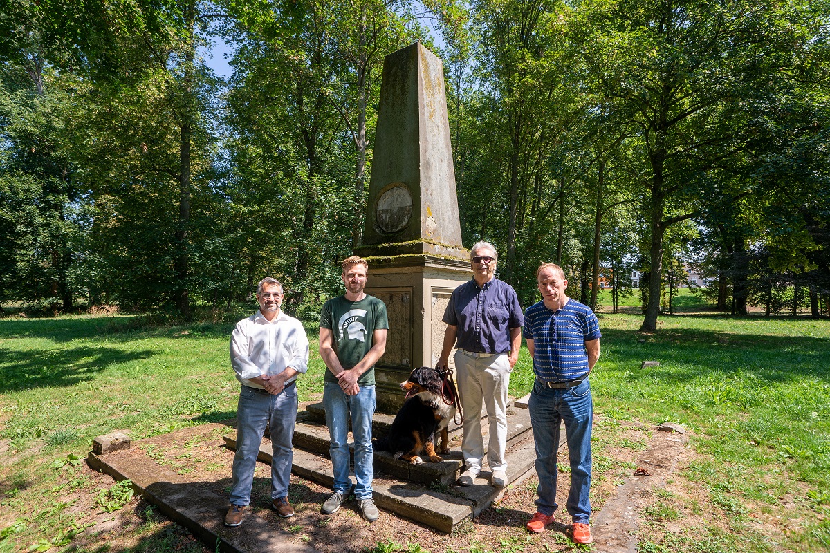 Die FDP Stadtratsfraktion stellte in der letzten Sitzung des Stadtrates den Antrag, ein Denkmal im Schlosspark seiner Funktion entsprechend zu beschildern. (Foto: privat)