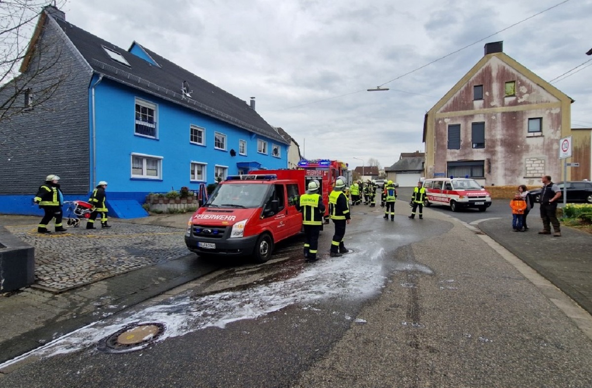 Insgesamt waren 33 der Feuerwehr im Einsatz. (Fotos: Feuerwehren VG Westerburg)