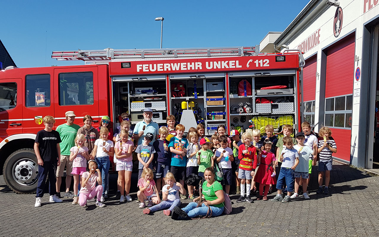 Mit Eiscreme berraschte CDU Fraktionssprecher Alfons Muhoff (Mitte) die Kinder der Unkeler Ferienfreizeit. (Foto: CDU Unkel)