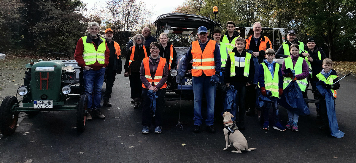 Das Team suberte die Straenrnder. (Foto: Ortsgemeinde Fensdorf)