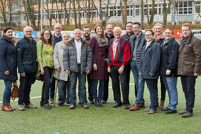 Vertreter der CDU Neuwied machten sich nochmals ein Bild vom erstklassigen Kunstrasenplatz und nahmen die Einschrnkungen mit Unverstndnis zur Kenntnis. Foto: CDU