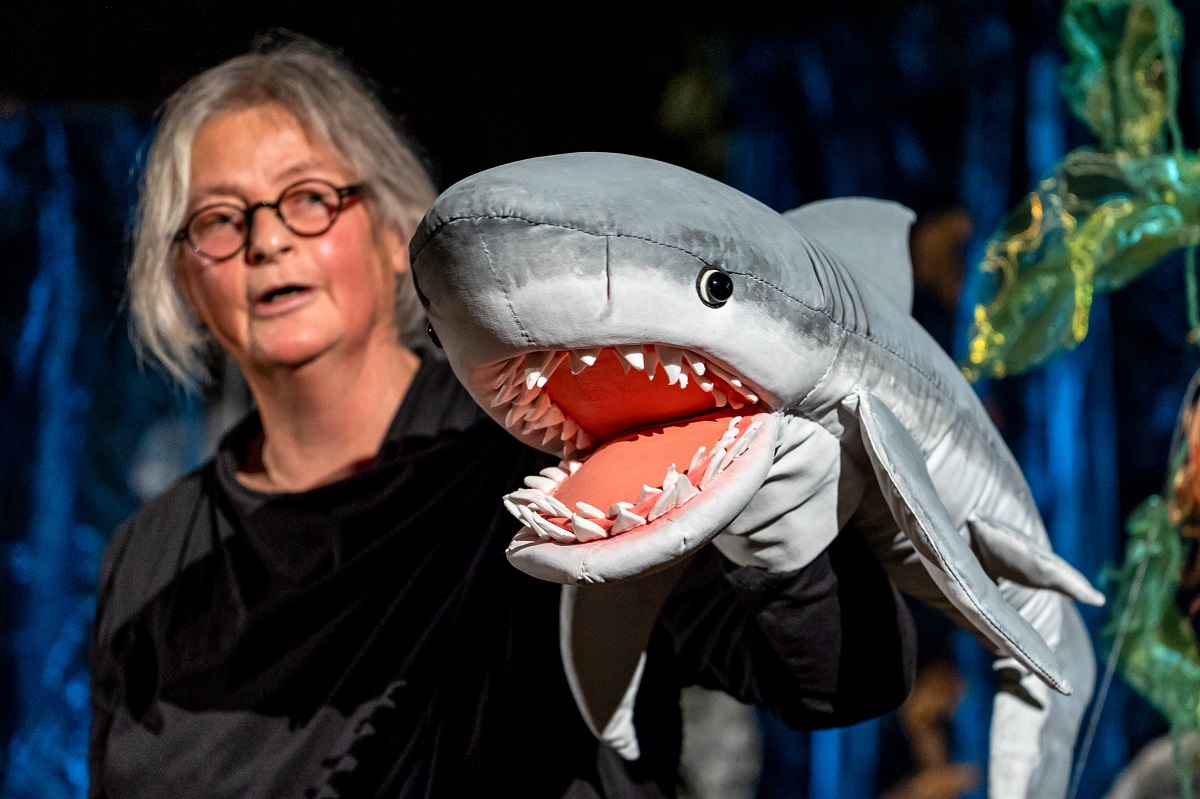 Der Hai hat Bauchschmerzen. Susanne Hildebrandt zeigte eine Unterwassergeschichte um Leben, Tod und Trume. (Foto: Veranstalter)