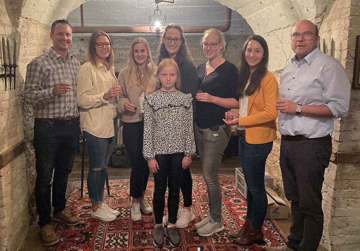 Von links: Christian Kess (1. Vorsitzender), Hanna Schwips (Weinprinzessin), Annika Hausen (Weinprinzessin), Julia Orawetz (Weinknigin), Lena Schneider (Kinderweinknigin), Lea Orawetz (Weinprinzessin), Lisa Birrenbach (Weinprinzessin), Stefan Betzing (Ortsbrgermeister). (Foto: Sandro Rott