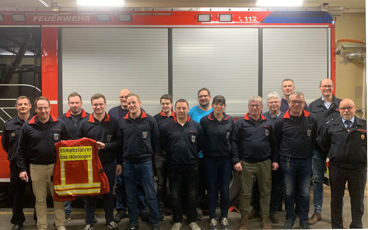 Die Geehrten und Befrderten des Abends. (Fotos: Freiwillige Feuerwehr Bad Hnningen)