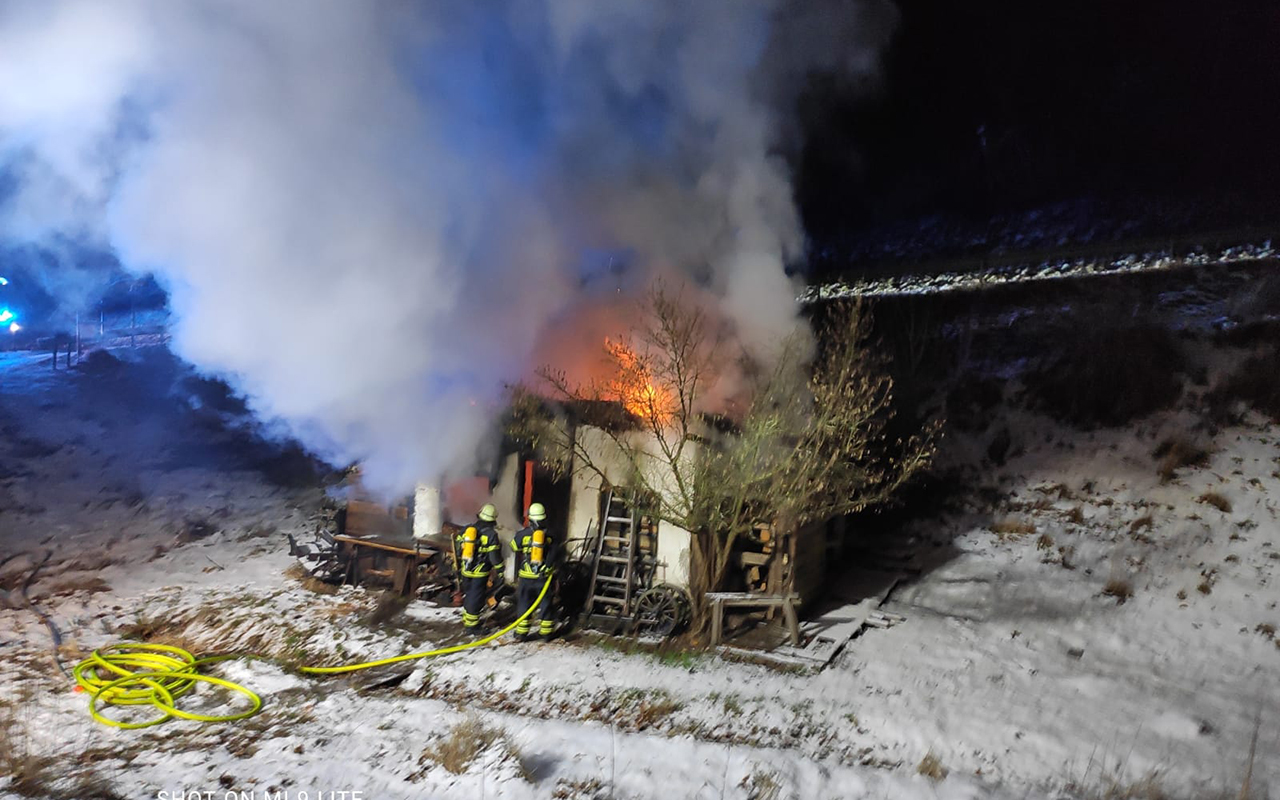 Aktualisiert: Feuer zerstrt Gartenhtte in Rheinbrohl - Fahrlssige Brandstiftung vermutet