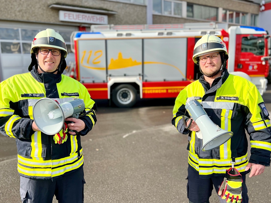 Markus Negd (links), stellvertretender Lschgruppenfhrer der Lschgruppe Horressen-Elgendorf, und Michael Schmidtke, Gertewart der Verbandsgemeinde, mit zwei der insgesamt 50 neuen Megafone. (Fotoquelle: Verbandsgemeinde Montabaur)