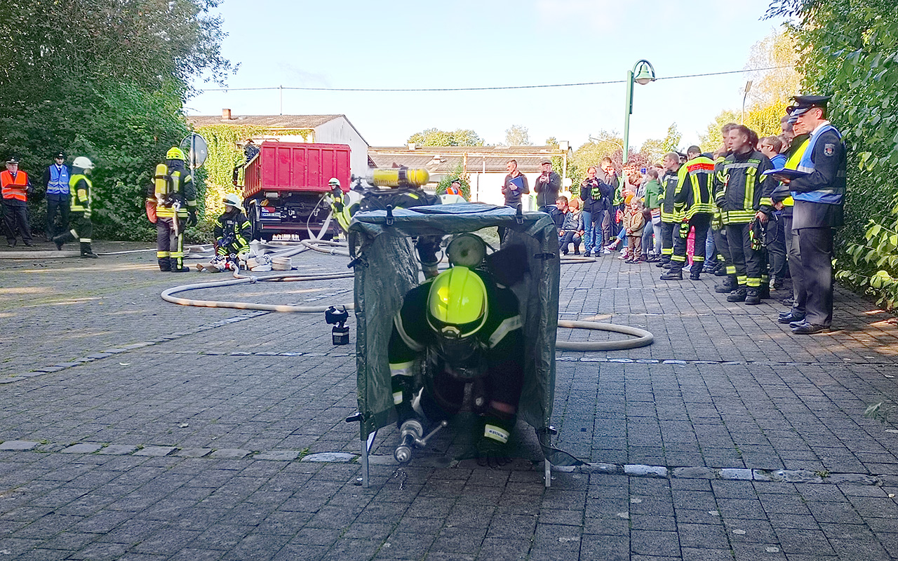 Durch einen Tunnel und ber Hindernisse wurde ein Lschangriff nachgestellt. (Fotos: Ralf Felix Kespe)