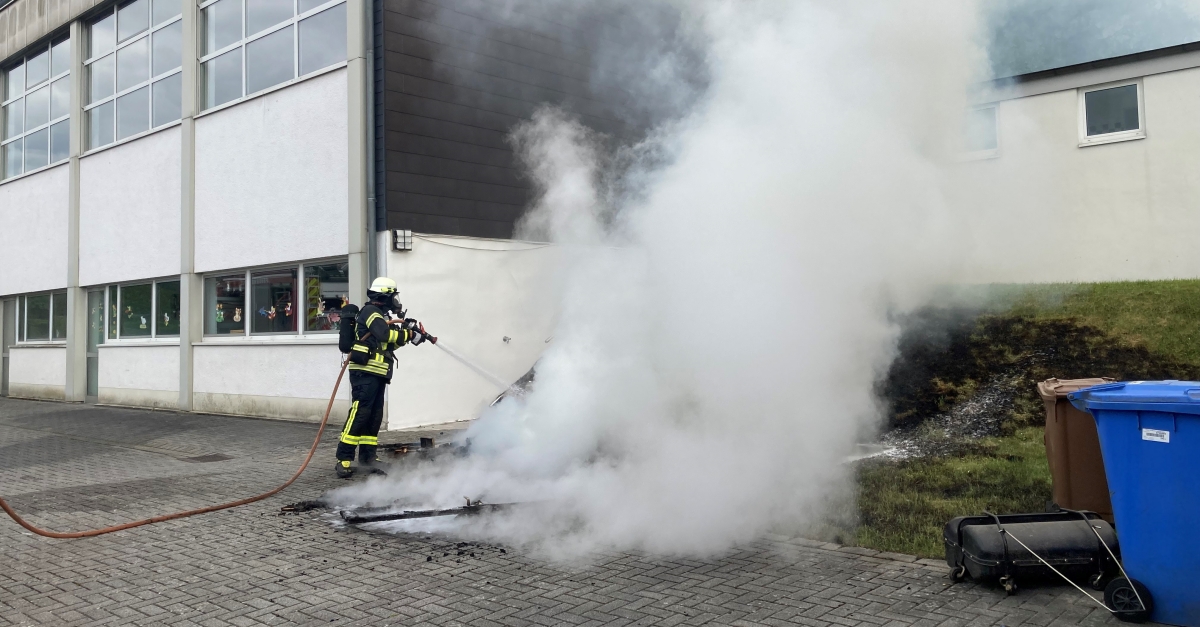 Feuerwehreinsatz: Schuppen bei Grundschule Etzbach stand in Flammen