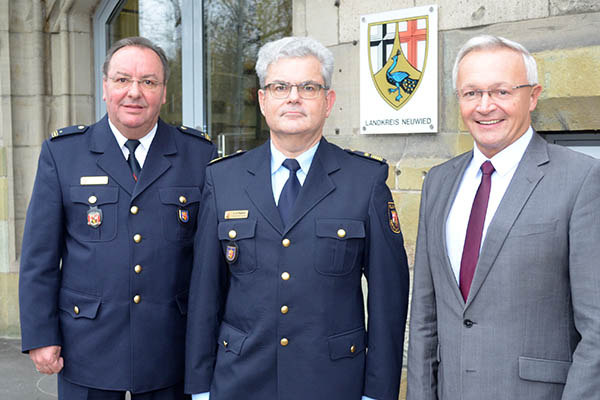 Besuchs des Landesfeuerwehrinspekteurs und Leiter der Landesfeuerwehr- und Katastrophenschutzschule, Hans-Peter Plattner (Mitte) gemeinsam mit Kreisfeuerwehrinspekteur Werner Bcking (links) beim neuen Neuwieder Landrat Achim Hallerbach. Foto: Kreisverwaltung