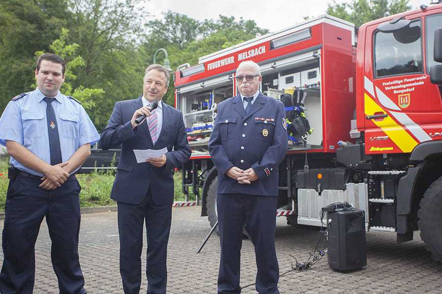 Hans-Werner Breithausen bei der Fahrzeugbergabe, flankiert vom neuen Wehrfhrer Florian Polifka (links) und ausgeschiedenen Wehrfhrer Bodo Polifka (rechts). Fotos: Wolfgang Tischler