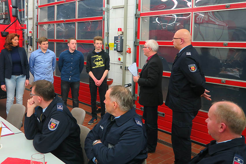 Sie wurden verpflichtet. Fotos: Feuerwehr Puderbach