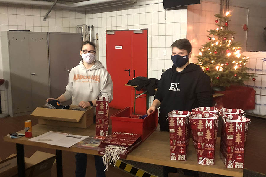 Jugendfeuerwehr bekommt Weihnachtsgeschenke nach Hause gebracht