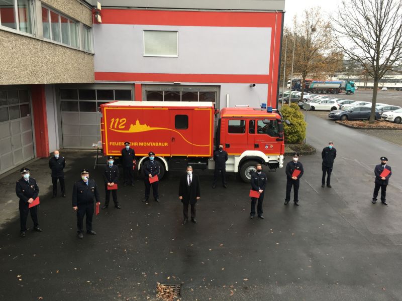 Die Befrderungen und Bestellungen in der Feuerwehr der Verbandsgemeinde Montabaur sind nun auch im Ausrckebereich Mitte ausgesprochen worden: Die Feier musste leider ausfallen, doch Andree Stein ist frohen Mutes: Das holen wir nach, sobald es die Pandemie zulsst. Fotos: VG Montabaur