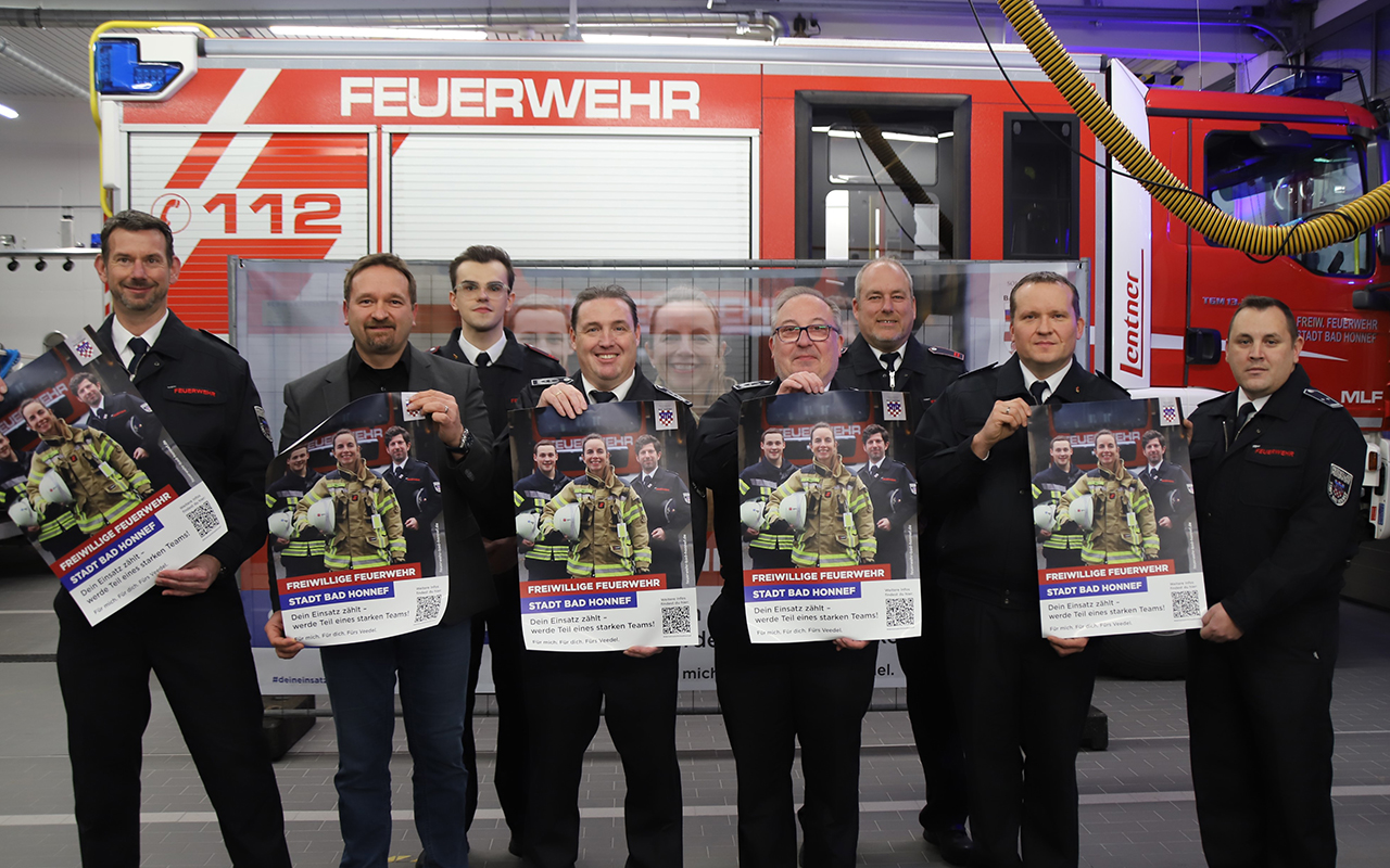 Im Feuerwehrgertehaus der Lschgruppe Rhndorf haben die Stadt Bad Honnef und ihre Feuerwehr die neue Mitgliederkampagne vorgestellt. (Foto: Stadt Bad Honnef)