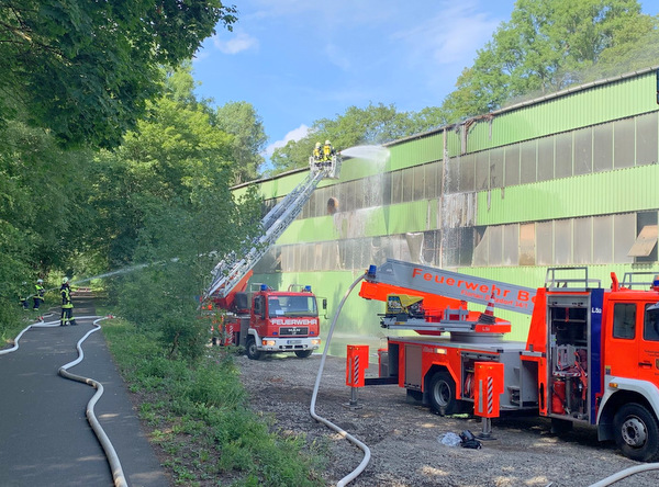 Zu einem Grobrand rckten Einsatzkrfte der Feuerwehr am Donnerstag (8. August) in den Kirchener Stadtteil Wehbach aus. (Foto: VG-Feuerwehr Kirchen)