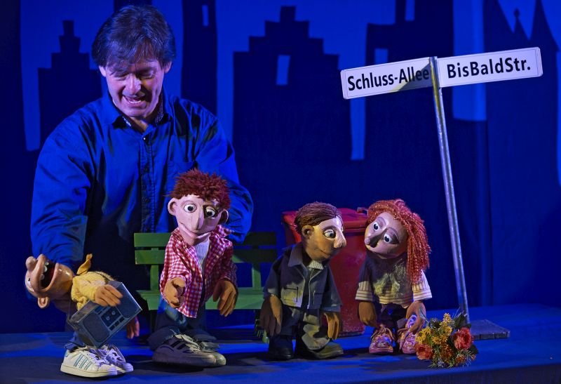 Eine gefhlvolle wie spannende Geschichte ber Reichtum, Armut und Freundschaft prsentierte das Buchfink Figurentheater mit Ferdinand im Mll". Fotos: Matthias Ketz
 