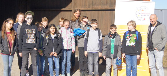 Filmdreh in einer ganz speziellen Location: die Jugendlichen des Filmworkshops von Medienzentrum und Kreisjugendamt hatten die Gelegenheit, in einer Sargfabrik zu filmen. (Foto: Kreisverwaltung Altenkirchen)